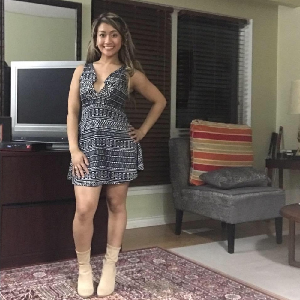 Seductions XS Black & White Patterned Flow Dress NWOT $40